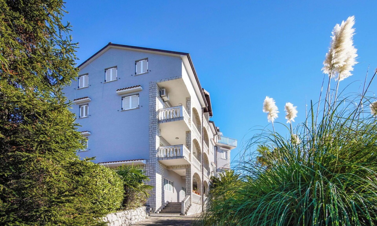 Rubesi Apartment | Nice apartment for 4 people with A/C, WIFI, pool, TV and balcony