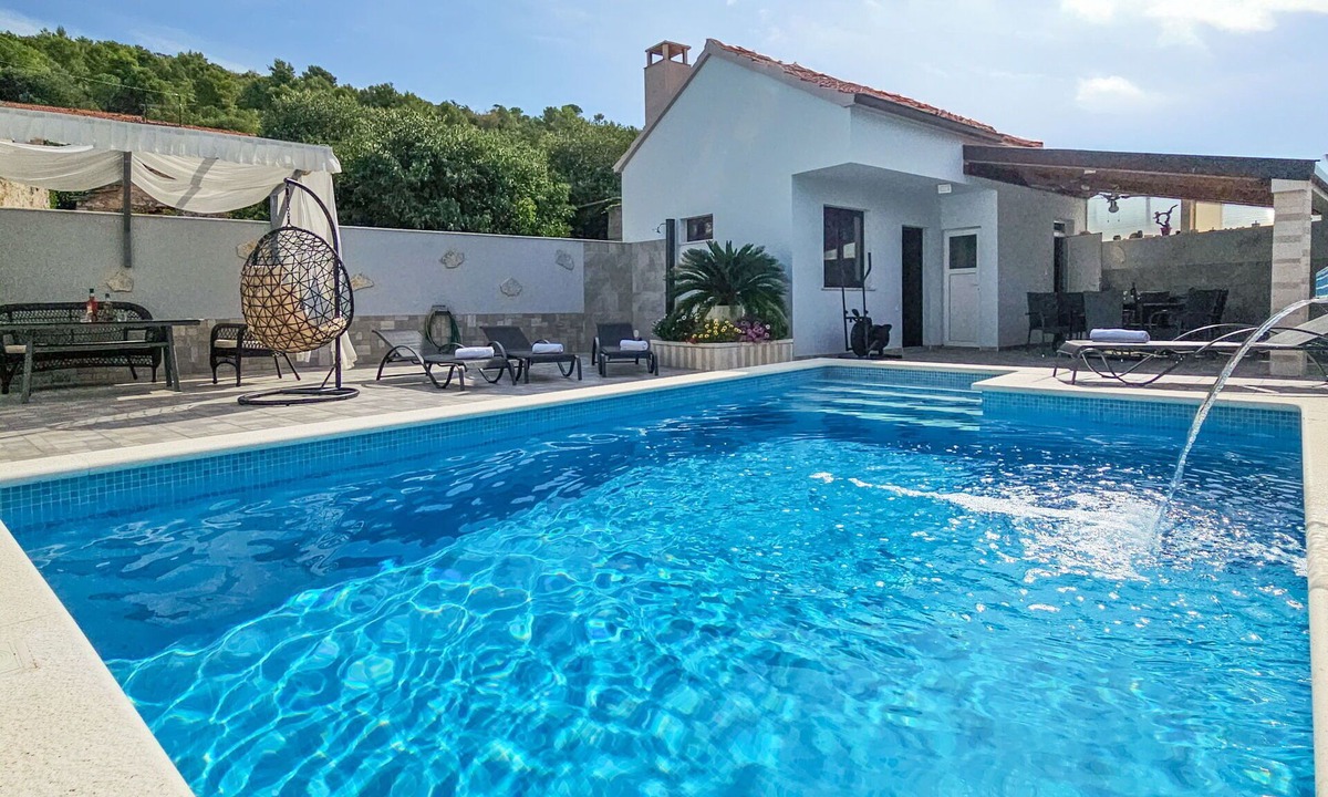 Marina House | Stunning private villa for 6 guests with A/C, WIFI, private pool, TV, terrace and pets allowed
