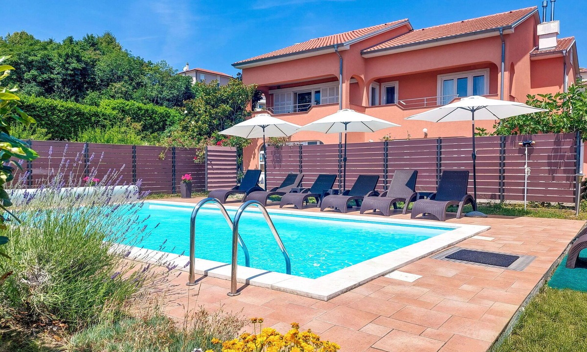 Viskovo Apartment | Cosy apartment for 2 people with WIFI, A/C, pool, TV and terrace