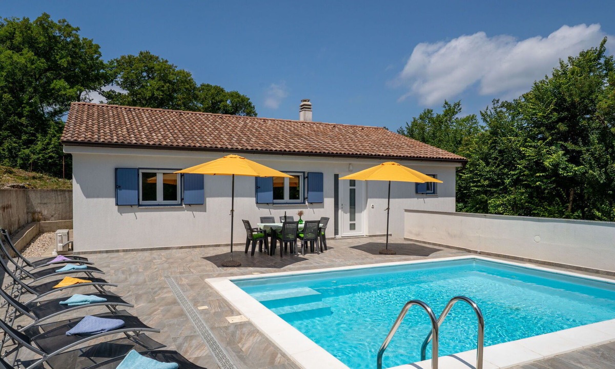 Gabonjin House | Stunning private villa with private pool, A/C, WIFI, TV, terrace, pets allowed and panoramic view
