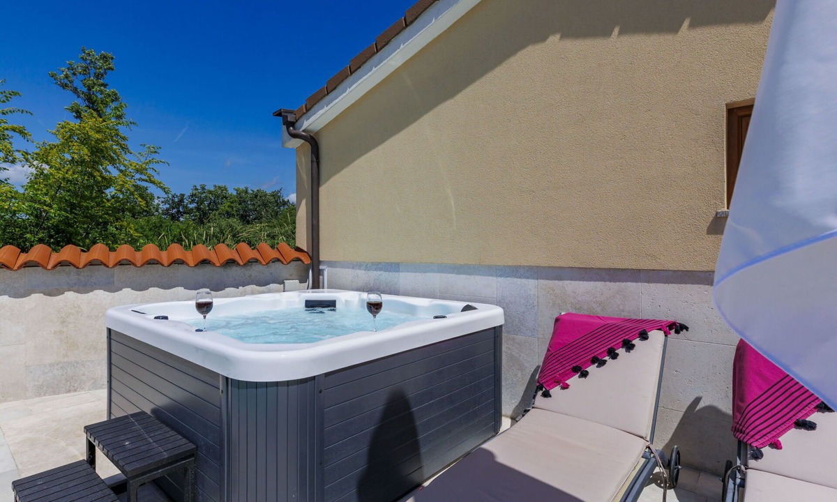 Pinezici House | Private Villa with A/C, hot tub, private pool, WIFI, TV, terrace, pets allowed, panoramic view