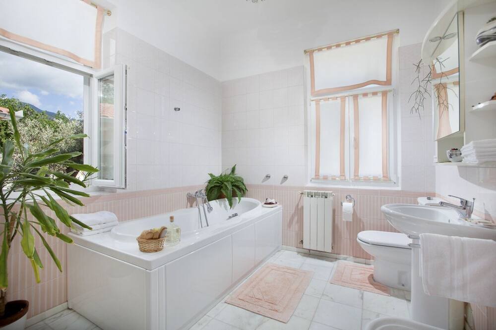 Photo of Bathroom in Ika