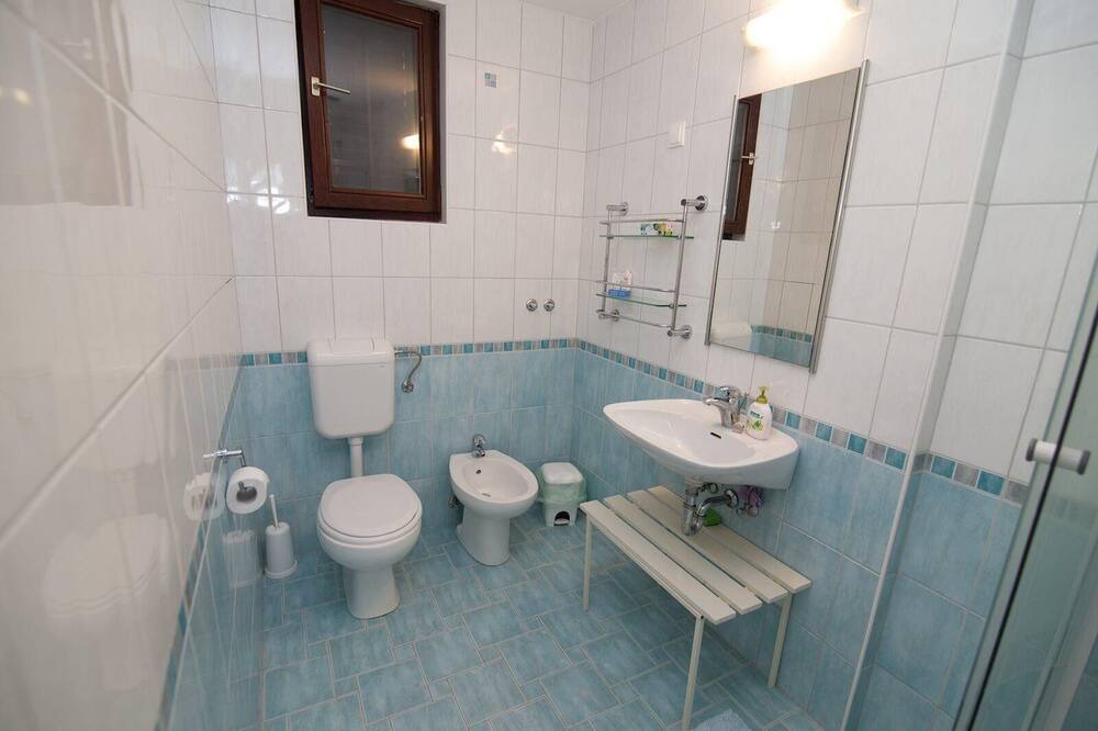 Photo of Bathroom in Cove Murtar
