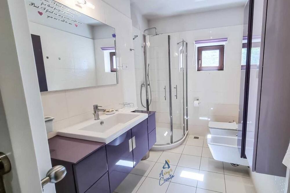 Photo of Bathroom in Ika