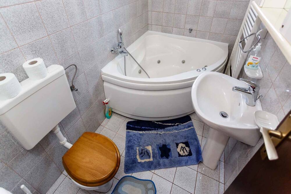 Photo of Bathroom in Salatic