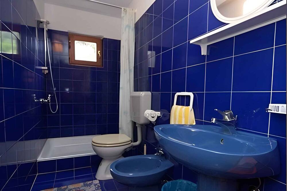 Photo of Bathroom in Cove Murtar