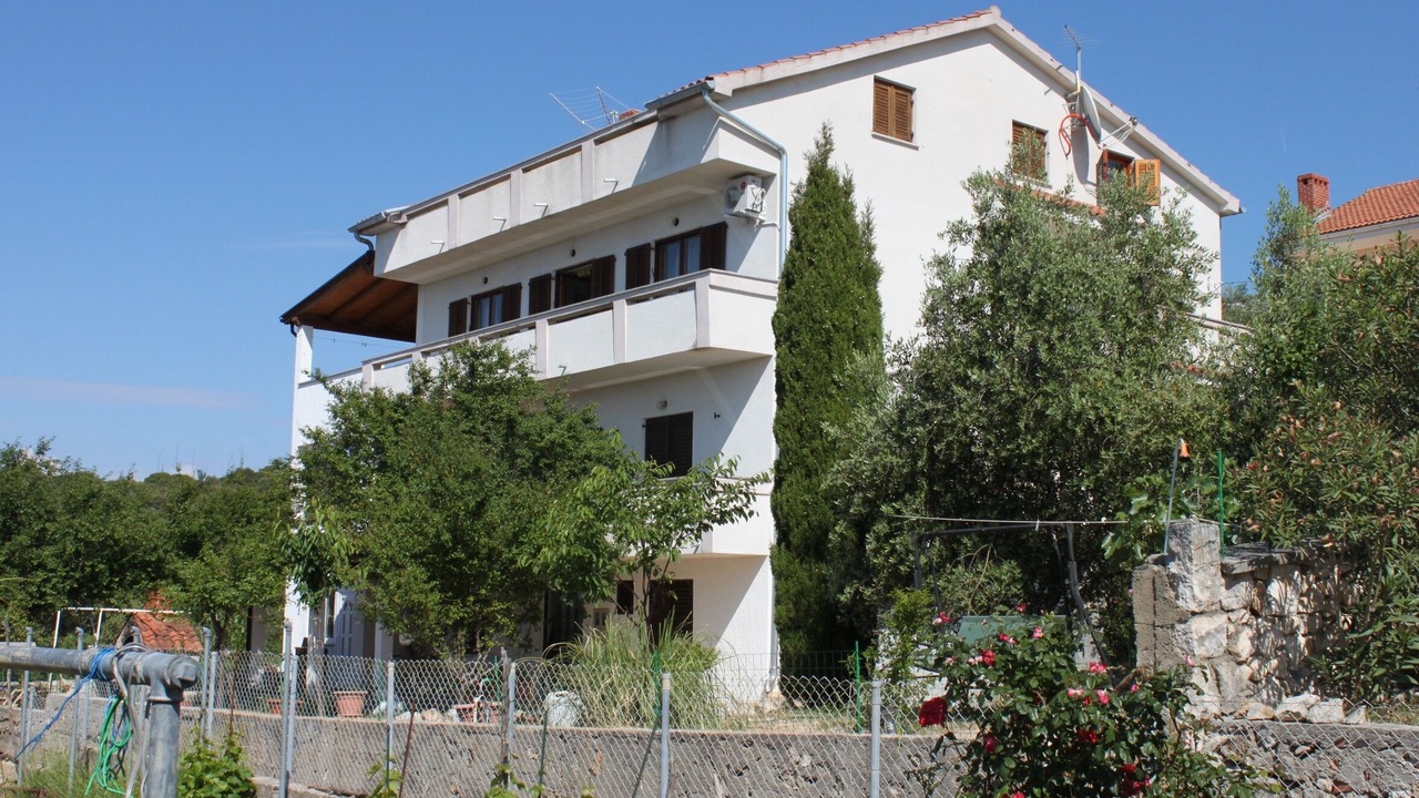 Photo of Buildings in Lun