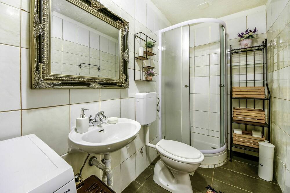 Photo of Bathroom in Vratarusa