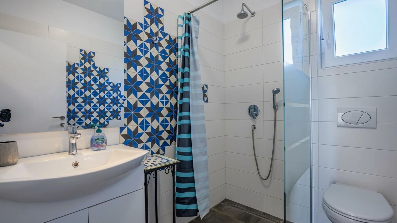 Photo of Bathroom in Peruski