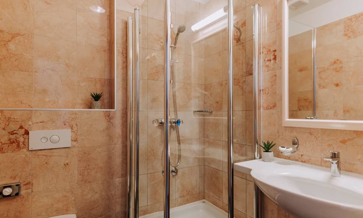 Photo of Bathroom in Cove Murtar