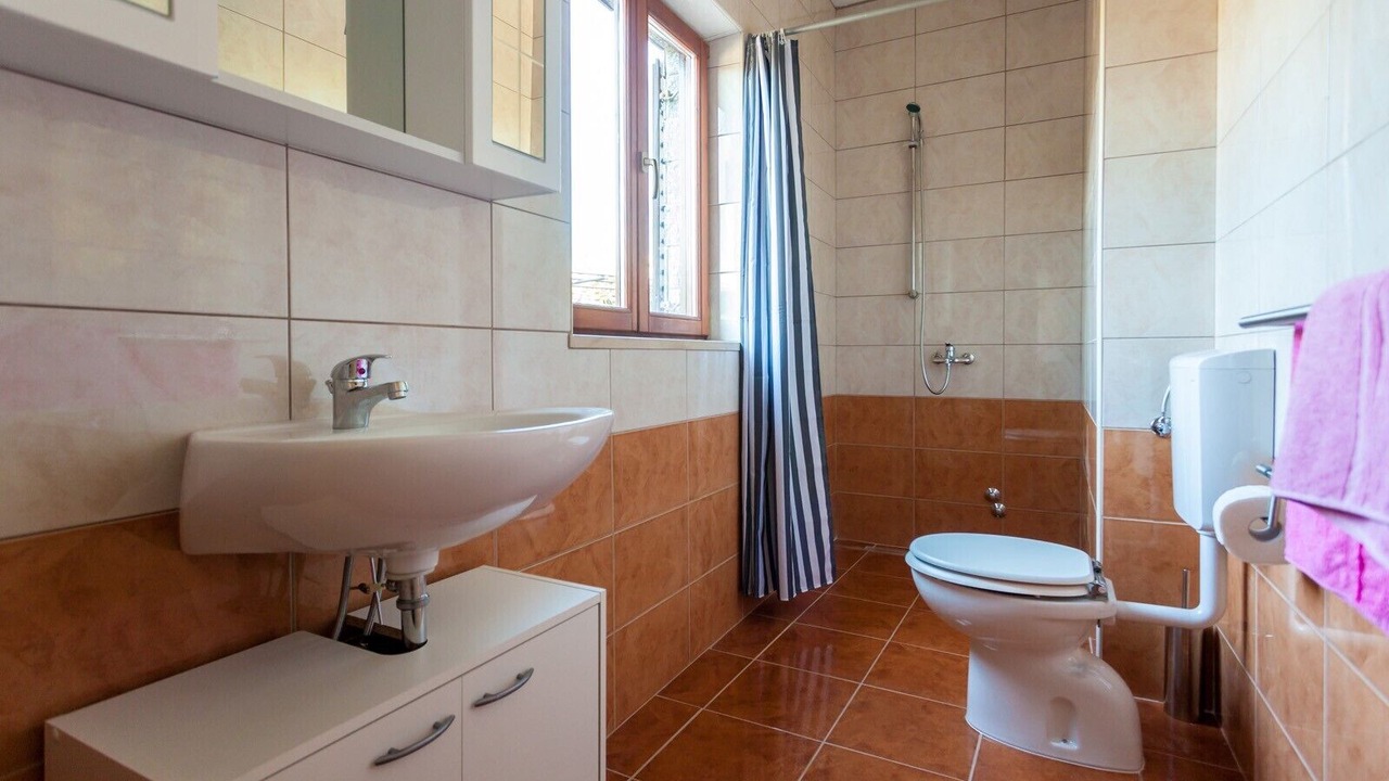 Photo of Bathroom in Porat
