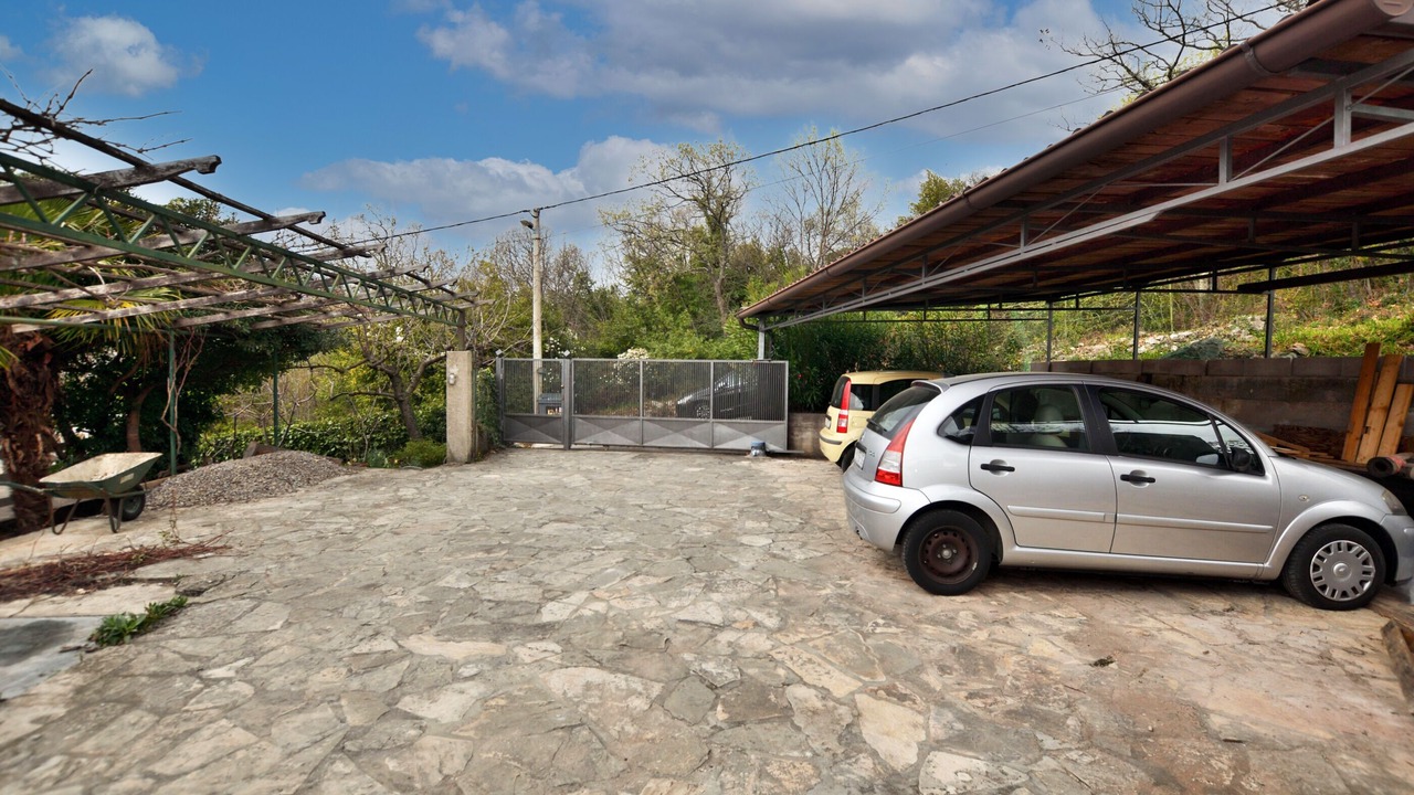 Photo of Outdoor in Rubesi