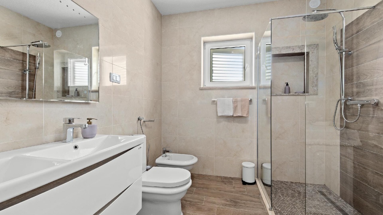Photo of Bathroom in Peruski