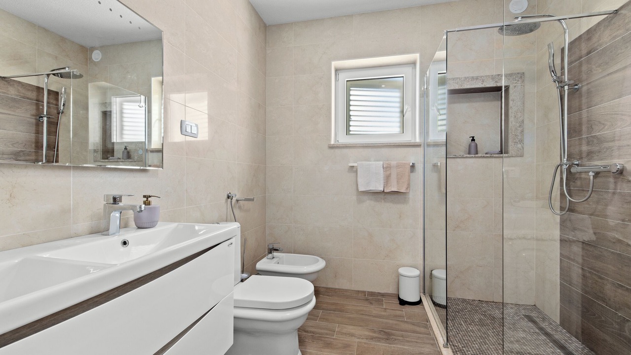 Photo of Bathroom in Peruski