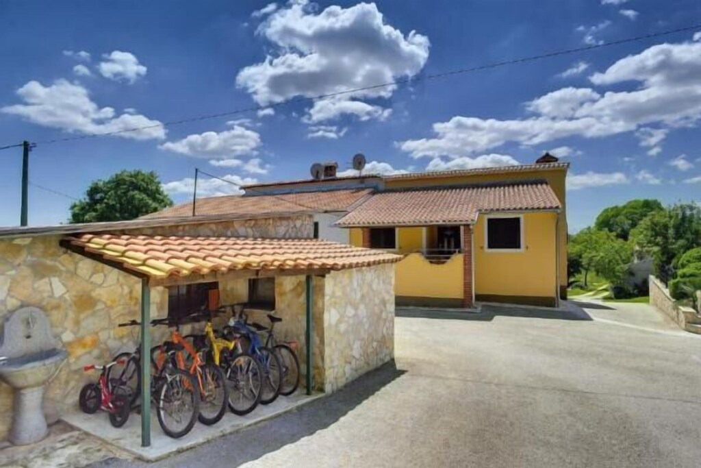 Photo of Buildings in Lindar
