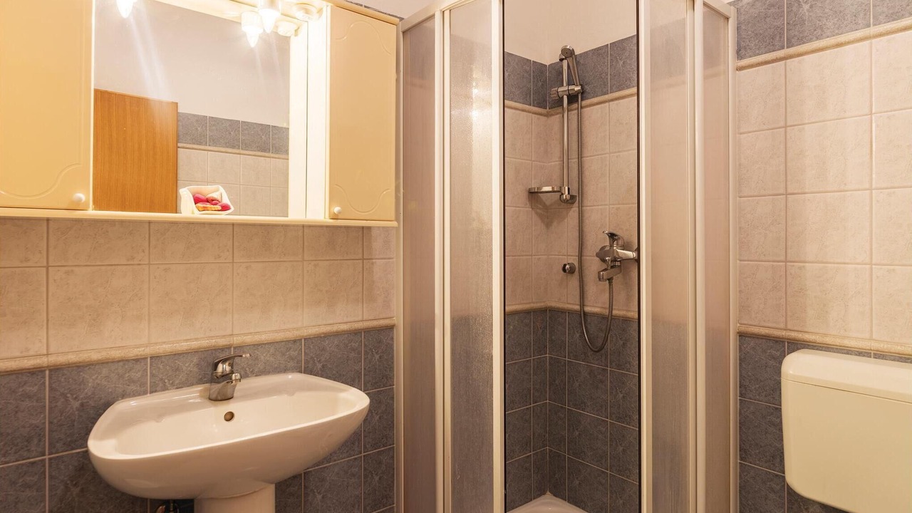 Photo of Bathroom in Peruski