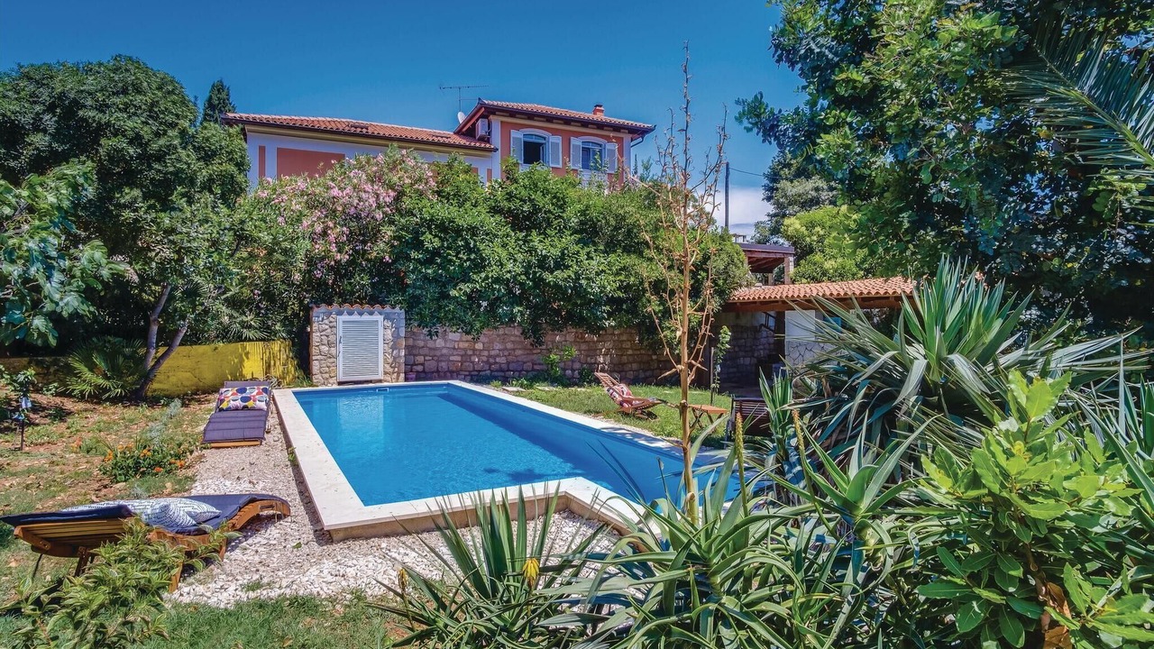 Photo of Outdoor in Cove Murtar