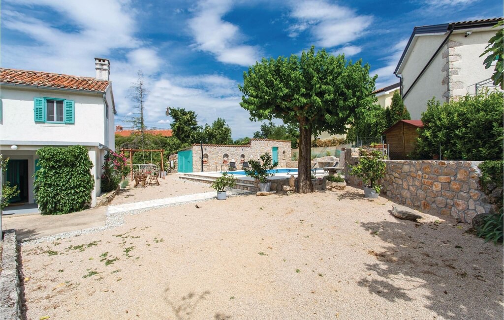 Photo of Buildings in Rasopasno
