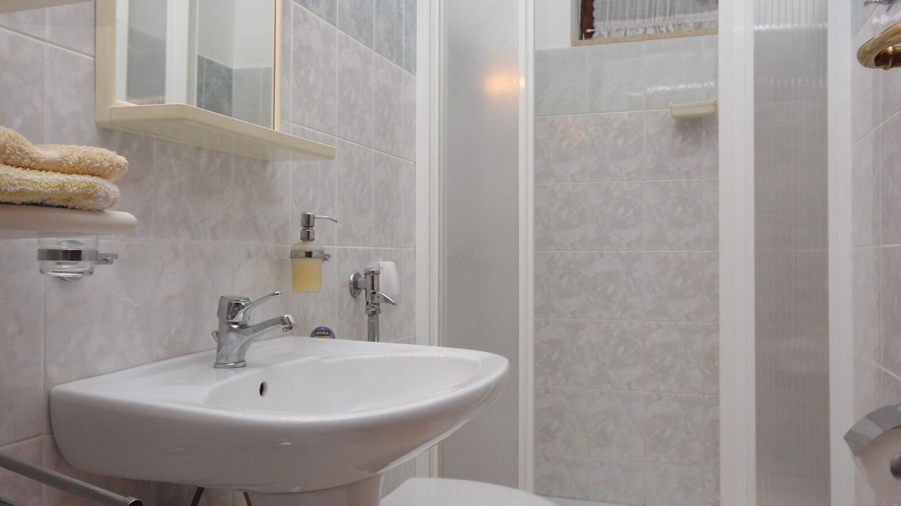 Photo of Bathroom in Cove Murtar