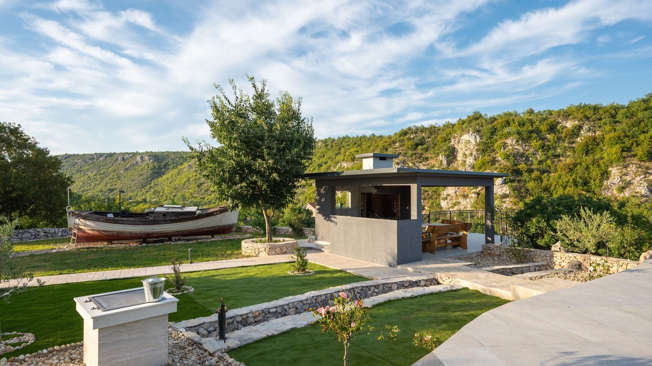Photo of Outdoor in Srijane