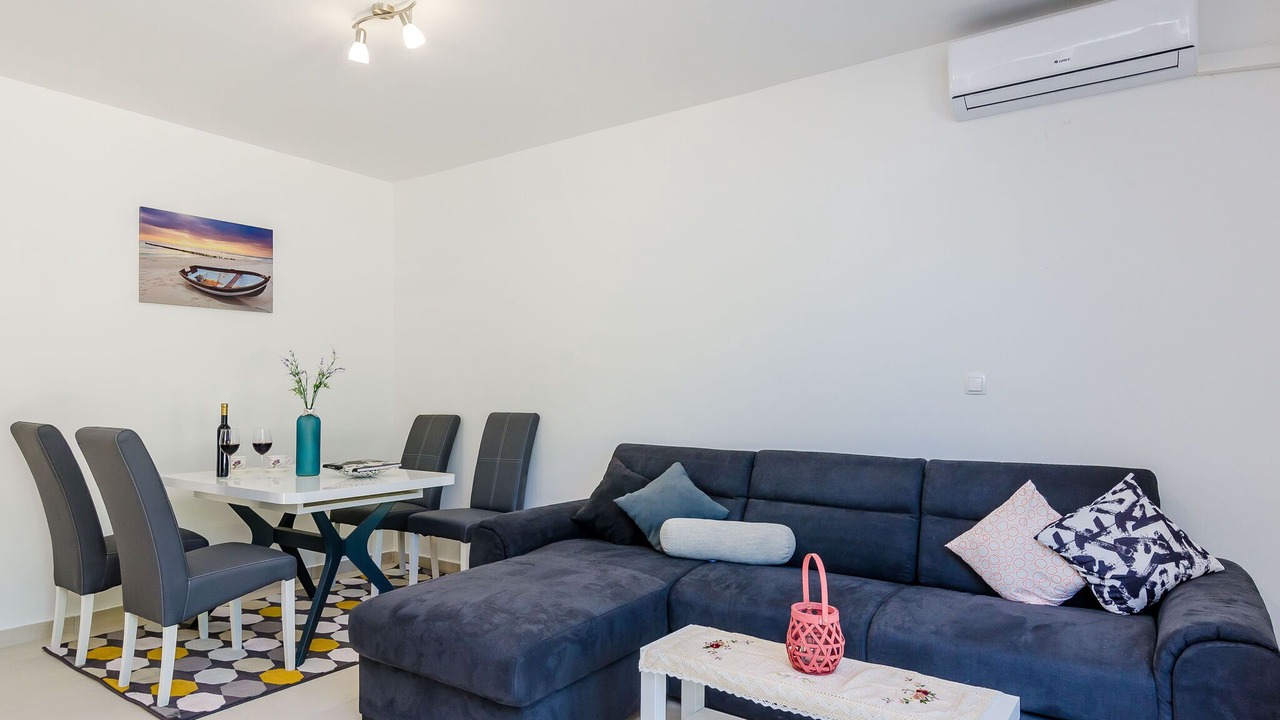 Photo of Livingroom in Broce