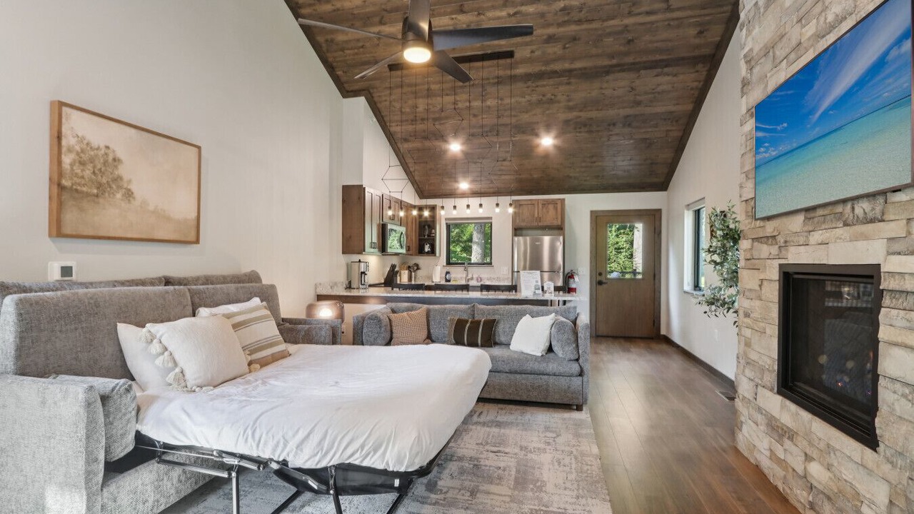 Photo of Bedroom in Lake Delton