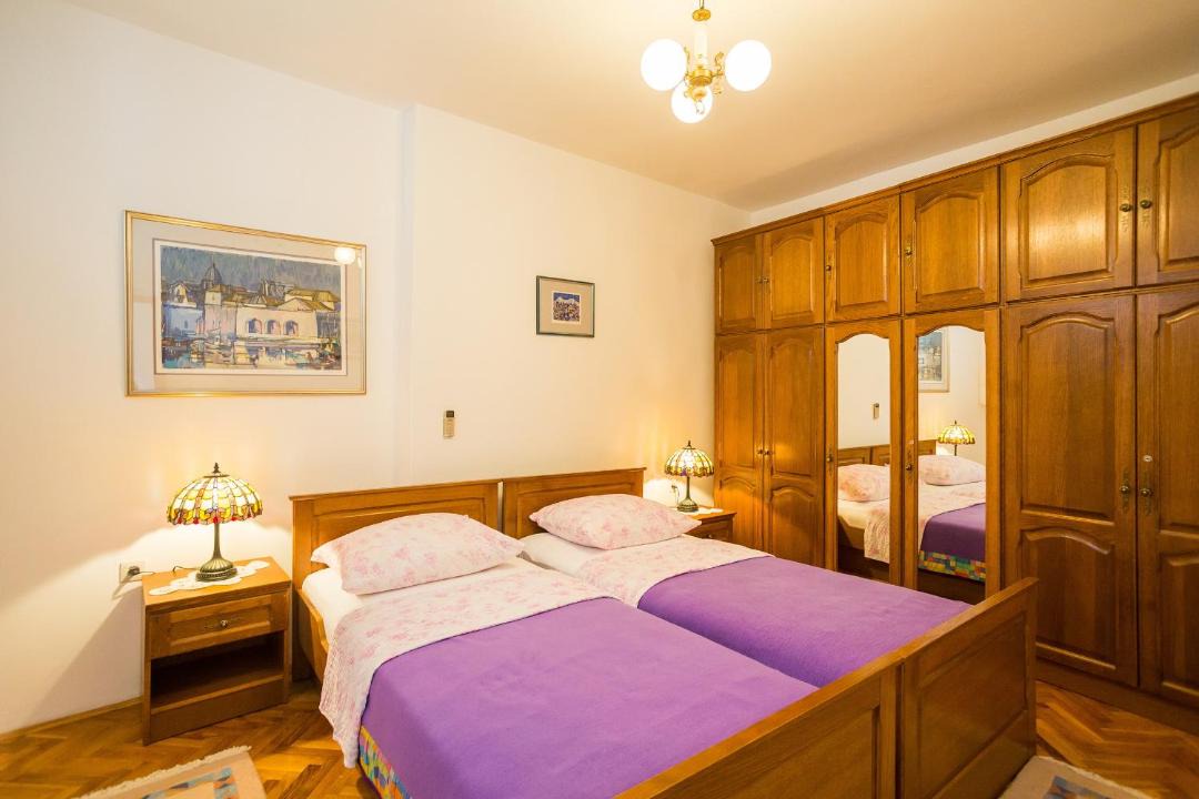 Photo of Bedroom in Pile