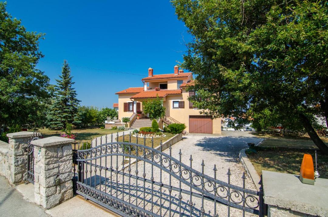Photo of Others in Kapelica