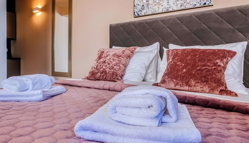 Deluxe Studio Suite, Pool Access, Garden View