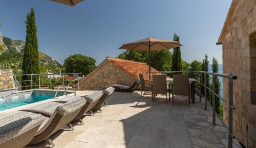 Two-Bedroom Deluxe Apartment with Garden View