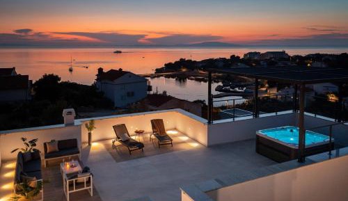 Four Bedroom Villa with Heated Saltwater Pool, Rooftop Jacuzzi and Sauna