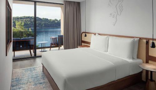 King Suite with Sofa Bed and Balcony - Seafront/The Isolano