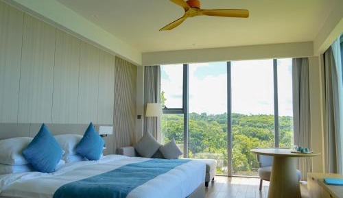 Deluxe Ocean Corner Room