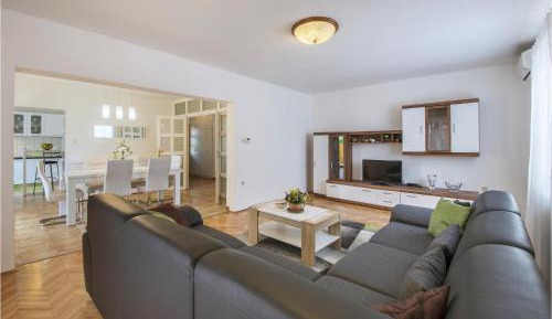 Three-Bedroom Vacation Home 