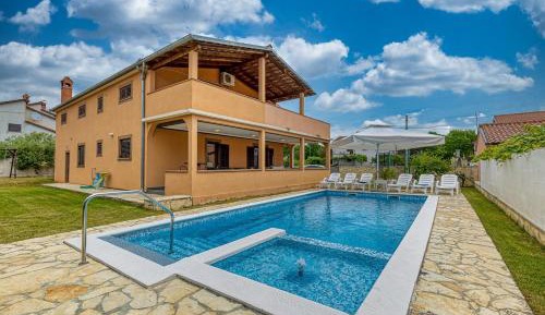 Apartment with Pool View 