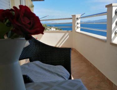One-Bedroom Apartment with Sea View and Balcony