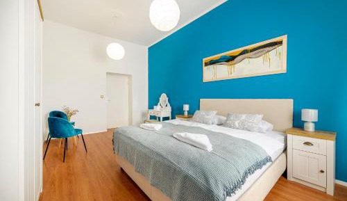 King Room with Shared Bathroom 