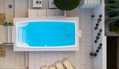 Apartment with Pool View 