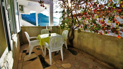 One-Bedroom Apartment with Sea View