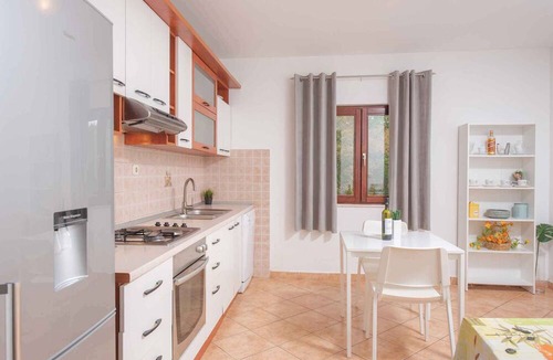 Nova Sela House | Holiday home With terrace and pool