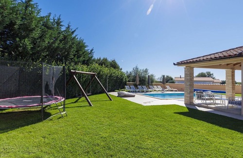 Loborika Villa | Stunning private villa for 8 people with A/C, private pool, WIFI, TV, terrace and pets allowed
