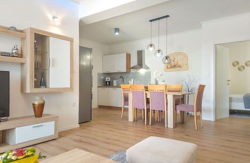 Viskovo Apartment | Cosy apartment for 2 people with WIFI, A/C, pool, TV and terrace