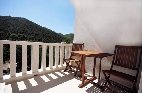 Cove Tri Zala (Zrnovo) Apartment | Homerez - Apt in Žrnovo - shared pool