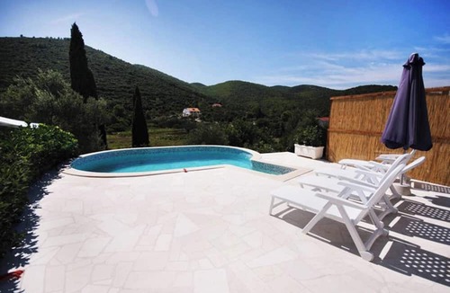 Cove Tri Zala (Zrnovo) Apartment | Homerez - Apt in Žrnovo - shared pool