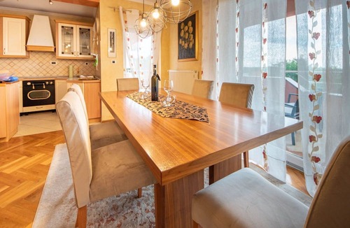 Viskovo Apartment | Cosy apartment for 6 people with WIFI, A/C, pool, TV, balcony and panoramic view