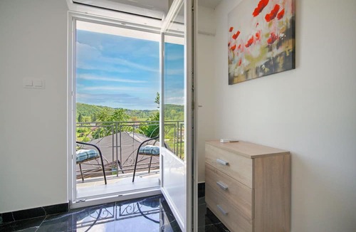 Duga Resa House | Stunning private villa for 7 people with hot tub, WIFI, TV, patio, pets allowed and panoramic view