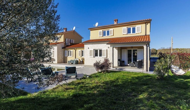 Stunning private villa for 12 people with A/C, private pool, WIFI, TV, terrace and pets allowed
