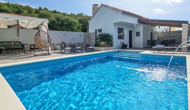 Stunning private villa for 6 guests with A/C, WIFI, private pool, TV, terrace and pets allowed