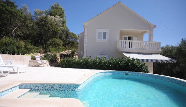 Homerez - Apt in Žrnovo - shared pool