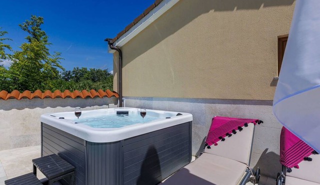 Private Villa with A/C, hot tub, private pool, WIFI, TV, terrace, pets allowed, panoramic view